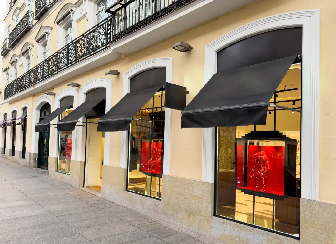 Façade vitrine de magasin en aluminium sur mesure à Biot